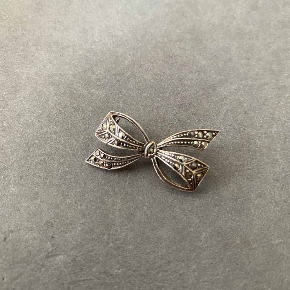 Vintage Marcasite sterling silver bow ribbon brooch pin